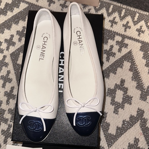 Chanel White/Blue Leather and Patent CC Cap Toe Bow Ballet - Picture 3 of 7